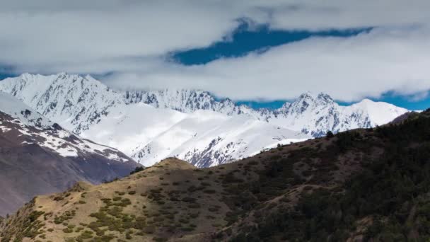 La formación de nubes de lluvia sobre el desfiladero Mamison . — Vídeo de stock