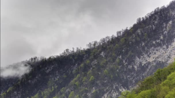 形成和运动的中央高加索峰山的陡峭山坡的云. — 图库视频影像