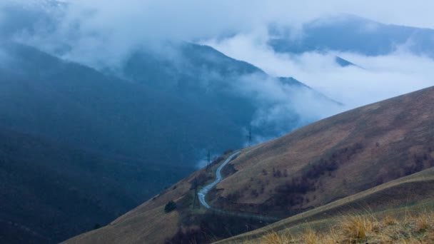 De vorming en verplaatsing van wolken tot de steile berghellingen van de bergen van Centraal-Kaukasus pieken. — Stockvideo