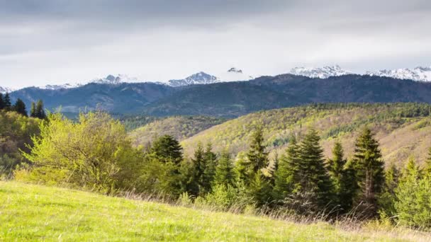 La formation et le déplacement des nuages jusqu'aux pentes abruptes des montagnes du Caucase central . — Video