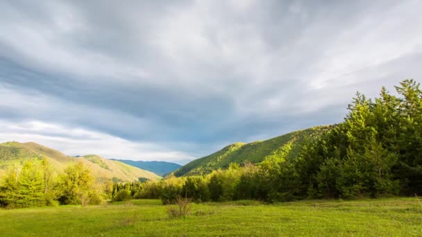 La formación y el movimiento de nubes hasta las empinadas laderas de las montañas del Cáucaso Central . — Vídeos de Stock