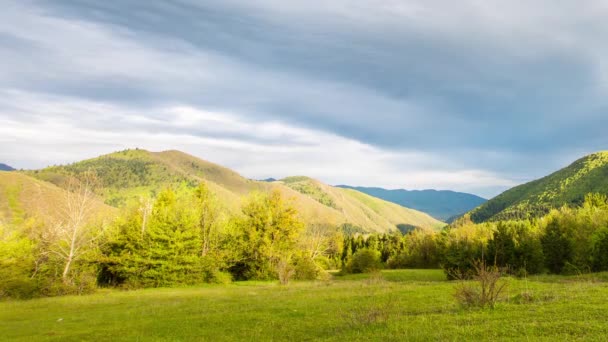 A formação e movimento de nuvens até as encostas íngremes das montanhas do Cáucaso Central picos . — Vídeo de Stock