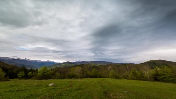 Bildning och rörelse av moln upp till branta bergssluttningarna av bergen i centrala Kaukasus toppar. — Stockvideo