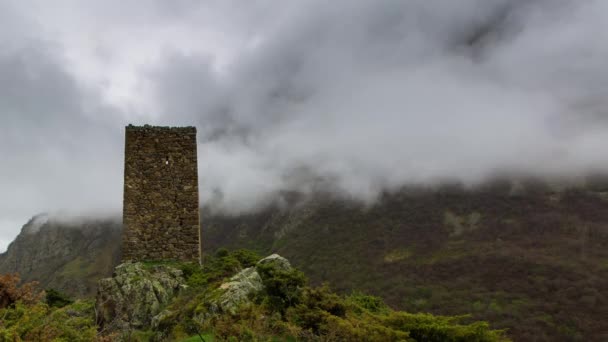 Die Bildung und Bewegung von Wolken bis zu den steilen Berghängen der Berge des Zentralkaukasus. — Stockvideo