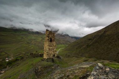 Oluşumu ve bulutlar dağlar Merkezi Kafkasya zirvesinin sarp dağ yamaçları kadar hareketi.