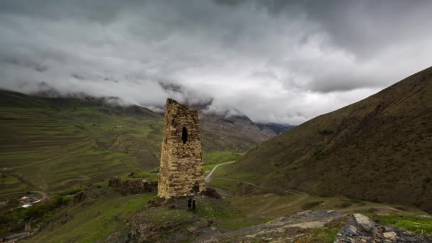 De vorming en verplaatsing van wolken tot de steile berghellingen van de bergen van Centraal-Kaukasus pieken. — Stockvideo