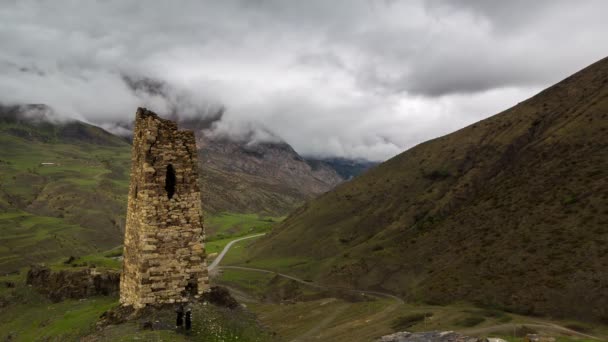 การก่อตัวและการเคลื่อนไหวของเมฆขึ้นไปบนเนินเขาที่สูงชันของภูเขาของยอดเขา Caucasus กลาง . — วีดีโอสต็อก