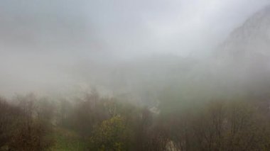 Oluşumu ve bulutlar dağlar Merkezi Kafkasya zirvesinin sarp dağ yamaçları kadar hareketi.