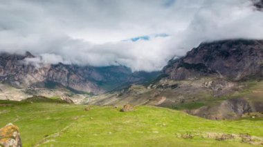 Oluşumu ve bulutlar dağlar Merkezi Kafkasya zirvesinin sarp dağ yamaçları kadar hareketi.