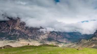 Oluşumu ve bulutlar dağlar Merkezi Kafkasya zirvesinin sarp dağ yamaçları kadar hareketi.