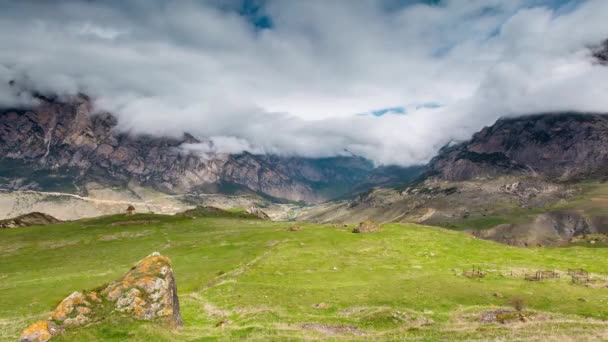 Die Bildung und Bewegung von Wolken bis zu den steilen Berghängen der Berge des Zentralkaukasus. — Stockvideo