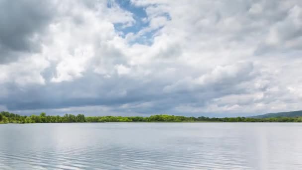 La formación y el movimiento de nubes hasta las empinadas laderas de las montañas del Cáucaso Central . — Vídeos de Stock