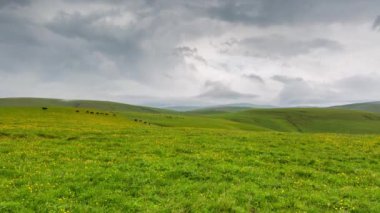 Oluşumu ve bulutlar dağlar Merkezi Kafkasya zirvesinin sarp dağ yamaçları kadar hareketi.