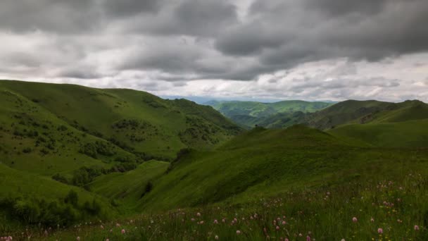 Bildning och rörelse av moln upp till branta bergssluttningarna av bergen i centrala Kaukasus toppar. — Stockvideo