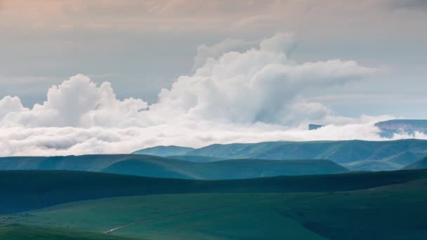 Oluşumu ve bulutlar dağlar Merkezi Kafkasya zirvesinin sarp dağ yamaçları kadar hareketi. — Stok video