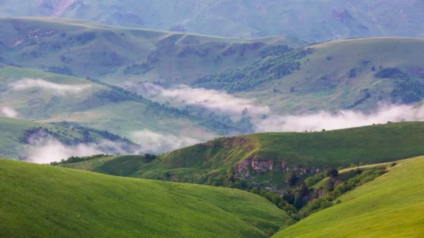 Формирование и движение облаков до крутых горных склонов вершин Центрального Кавказа . — стоковое видео