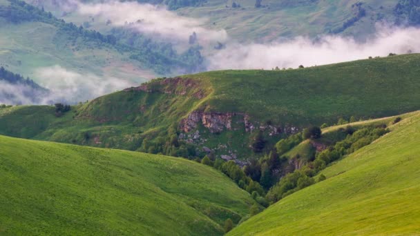La formation et le déplacement des nuages jusqu'aux pentes abruptes des montagnes du Caucase central .