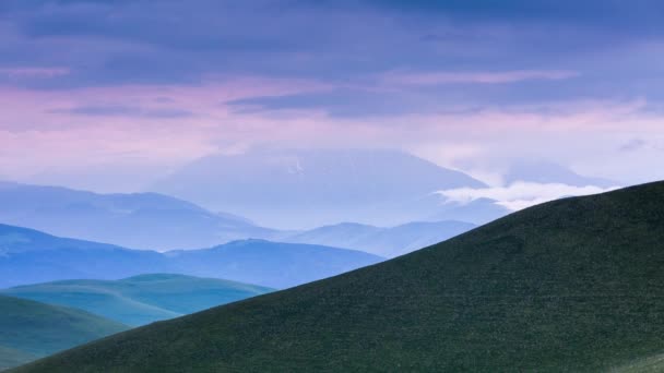 형성 및 중앙 코 봉우리의 산들의 가파른 산 중턱까지 구름의 움직임. — 비디오