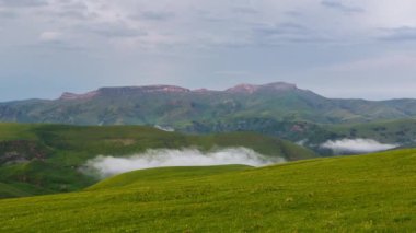 Oluşumu ve bulutlar dağlar Merkezi Kafkasya zirvesinin sarp dağ yamaçları kadar hareketi.