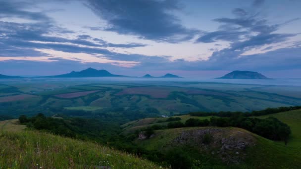 Die Bildung und Bewegung von Wolken bis zu den steilen Berghängen der Berge des Zentralkaukasus. — Stockvideo