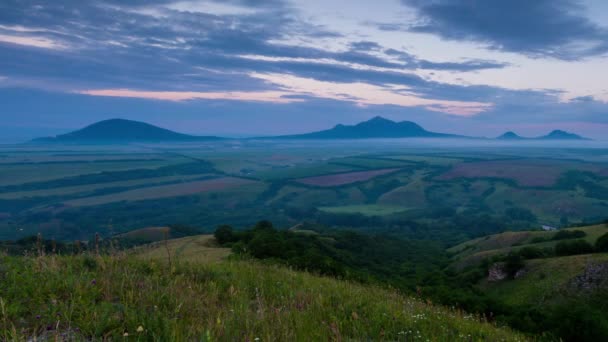 Die Bildung und Bewegung von Wolken bis zu den steilen Berghängen der Berge des Zentralkaukasus. — Stockvideo