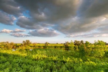Oluşumu ve bulutlar dağlar Merkezi Kafkasya zirvesinin sarp dağ yamaçları kadar hareketi.