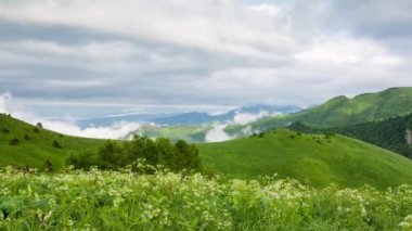 Zaman atlamalı. Rusya, Kafkas Dağları bulutlar Alpin çayırlar üzerinde oluşumu.