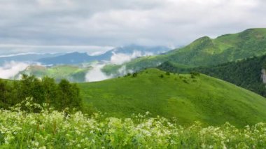 Zaman atlamalı. Rusya, Kafkas Dağları bulutlar Alpin çayırlar üzerinde oluşumu.