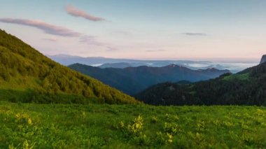Zaman atlamalı. Rusya, Kafkas Dağları bulutlar Alpin çayırlar üzerinde oluşumu.
