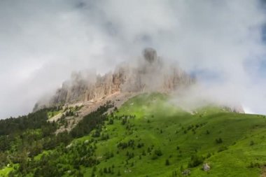 Zaman atlamalı. Rusya, Kafkas Dağları bulutlar Alpin çayırlar üzerinde oluşumu.