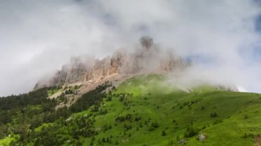 Zaman atlamalı. Rusya, Kafkas Dağları bulutlar Alpin çayırlar üzerinde oluşumu.