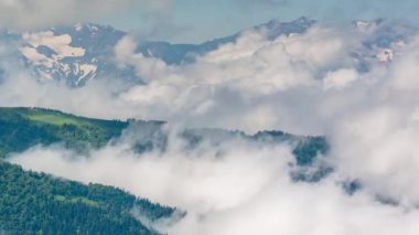 Zaman atlamalı. Rusya, Kafkas Dağları bulutlar Alpin çayırlar üzerinde oluşumu.