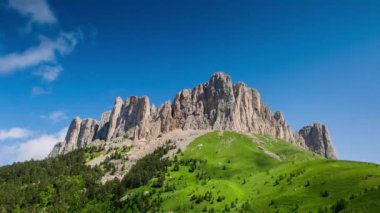 Zaman atlamalı. Rusya, Kafkas Dağları bulutlar Alpin çayırlar üzerinde oluşumu.