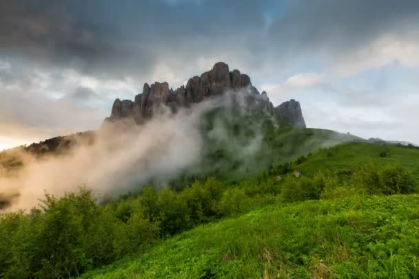 Časová prodleva. Rusko, pohoří Kavkaz formace mraků nad alpské louky. — Stock video