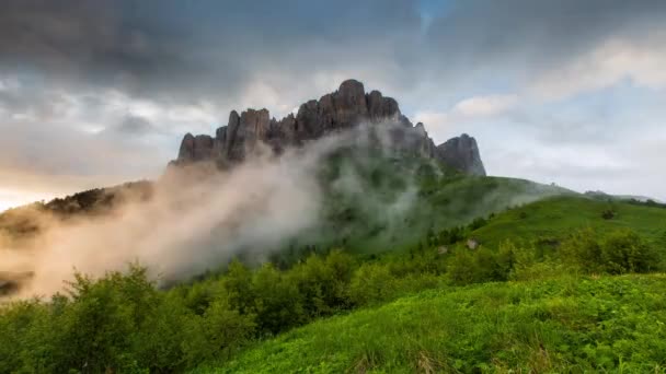 El lapso de tiempo. Rusia, las montañas del Cáucaso La formación de nubes sobre prados alpinos . — Vídeo de stock