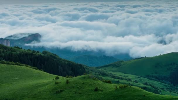 Desfasamento temporal. Rússia, o Cáucaso Montanhas A formação de nuvens sobre prados alpinos . — Vídeo de Stock