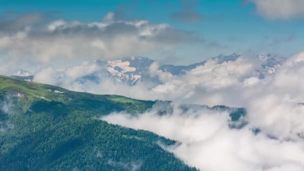 Časová prodleva. Rusko, pohoří Kavkaz formace mraků nad alpské louky. — Stock video