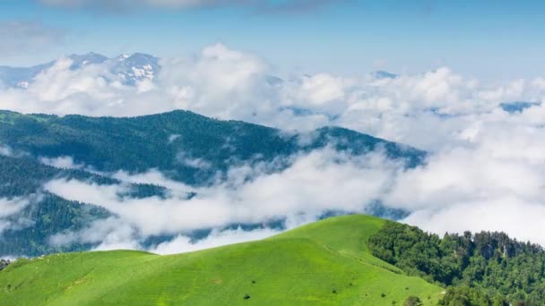 Tid förflutit. Ryssland, Kaukasus bildandet av moln över alpina ängar. — Stockvideo