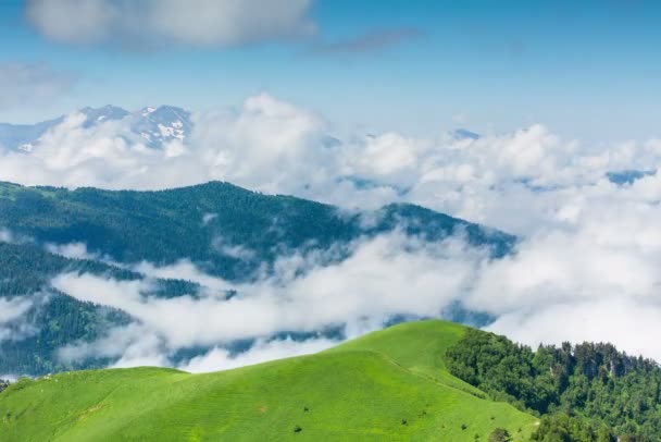 Temps écoulé. Russie, les montagnes du Caucase La formation de nuages sur les prairies alpines . — Video