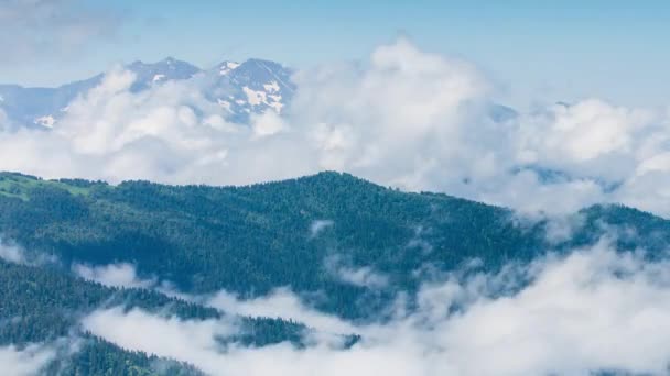 时间流逝。俄罗斯、 高加索山脉形成的高山草甸上空的云. — 图库视频影像