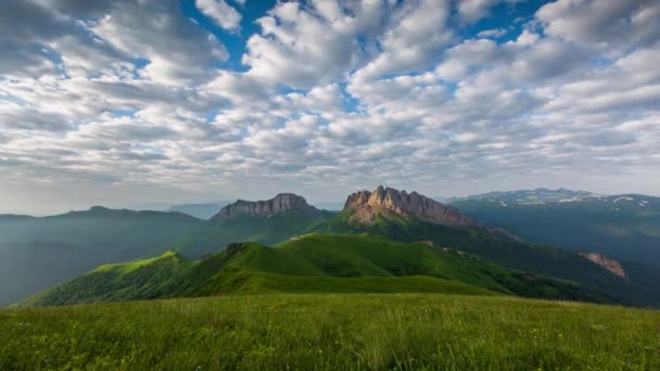 El lapso de tiempo. Rusia, las montañas del Cáucaso La formación de nubes sobre prados alpinos . — Vídeos de Stock