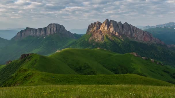 Desfasamento temporal. Rússia, o Cáucaso Montanhas A formação de nuvens sobre prados alpinos . — Vídeo de Stock