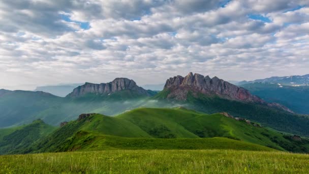 El lapso de tiempo. Rusia, las montañas del Cáucaso La formación de nubes sobre prados alpinos . — Vídeos de Stock