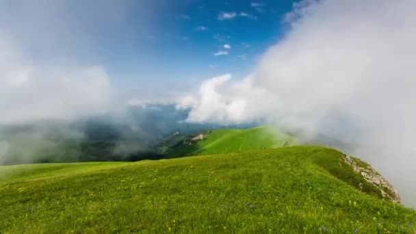 Zaman atlamalı. Rusya, Kafkas Dağları bulutlar Alpin çayırlar üzerinde oluşumu. — Stok video