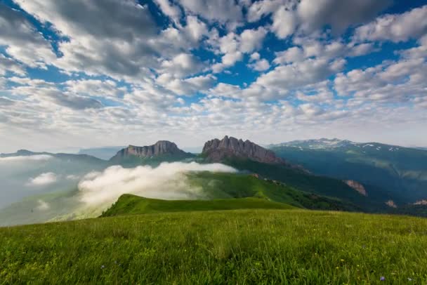 時間の経過。ロシア、コーカサス山脈高山草原雲の形成. — ストック動画