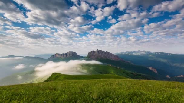 Časová prodleva. Rusko, pohoří Kavkaz formace mraků nad alpské louky. — Stock video