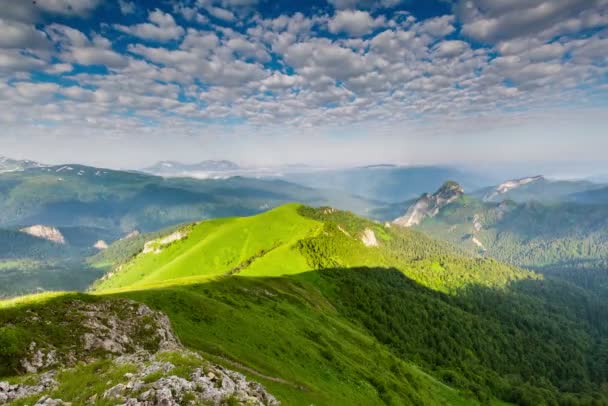 Upływ czasu. Rosja, Kaukaz powstawania chmury nad łąkami. — Wideo stockowe