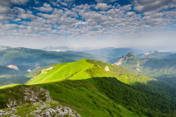 Časová prodleva. Rusko, pohoří Kavkaz formace mraků nad alpské louky. — Stock video