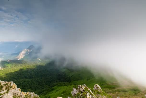 Zaman atlamalı. Rusya, Kafkas Dağları bulutlar Alpin çayırlar üzerinde oluşumu. — Stok video