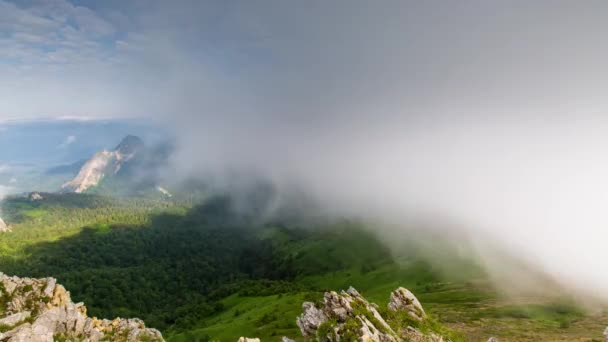 时间流逝。俄罗斯、 高加索山脉形成的高山草甸上空的云. — 图库视频影像